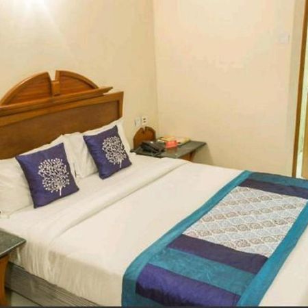 Strand Hotel, Colaba Мумбай Екстериор снимка