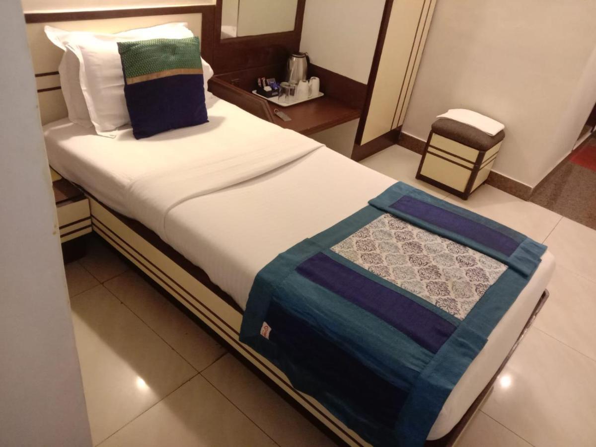 Strand Hotel, Colaba Мумбай Екстериор снимка