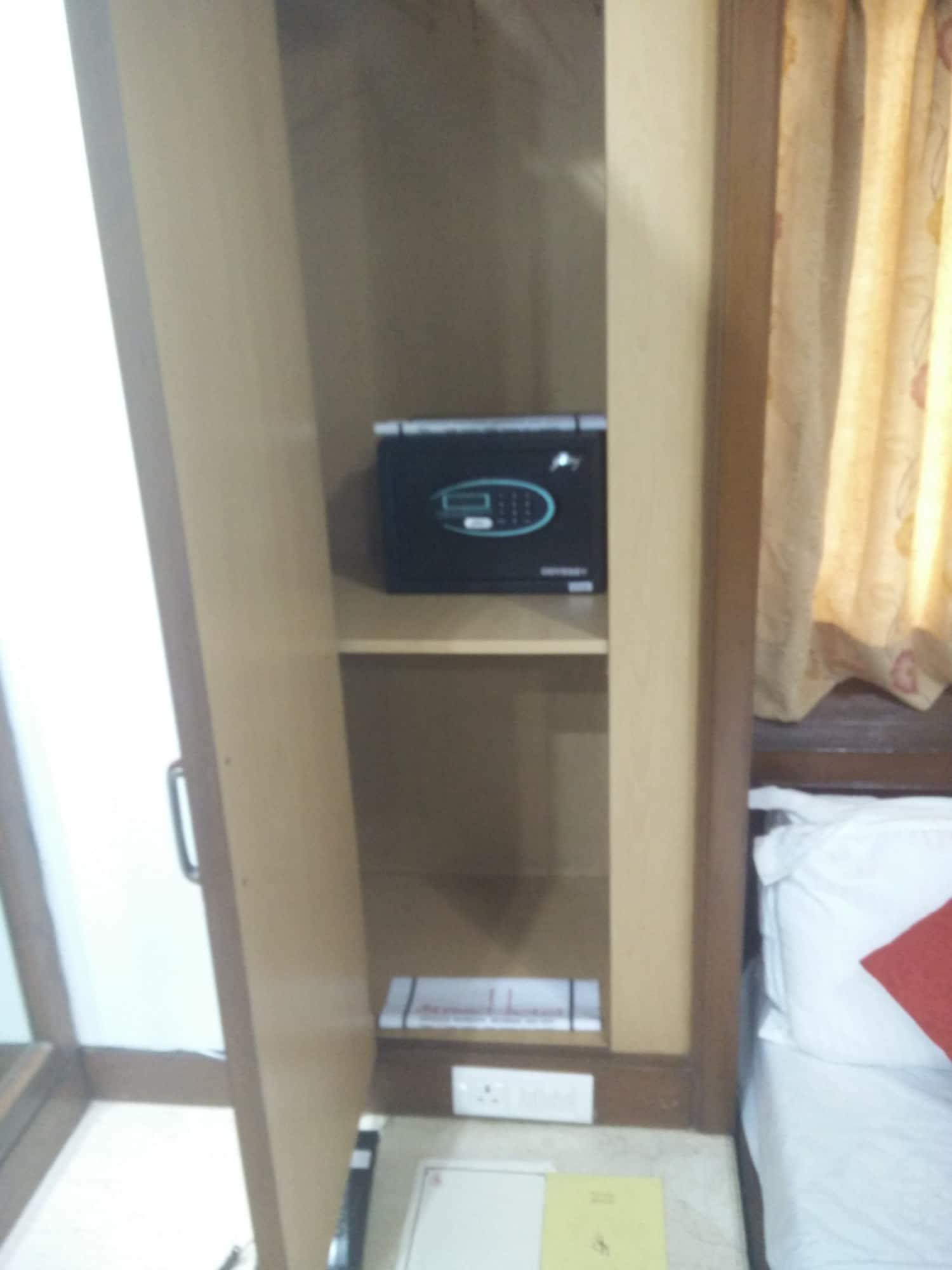 Strand Hotel, Colaba Мумбай Екстериор снимка