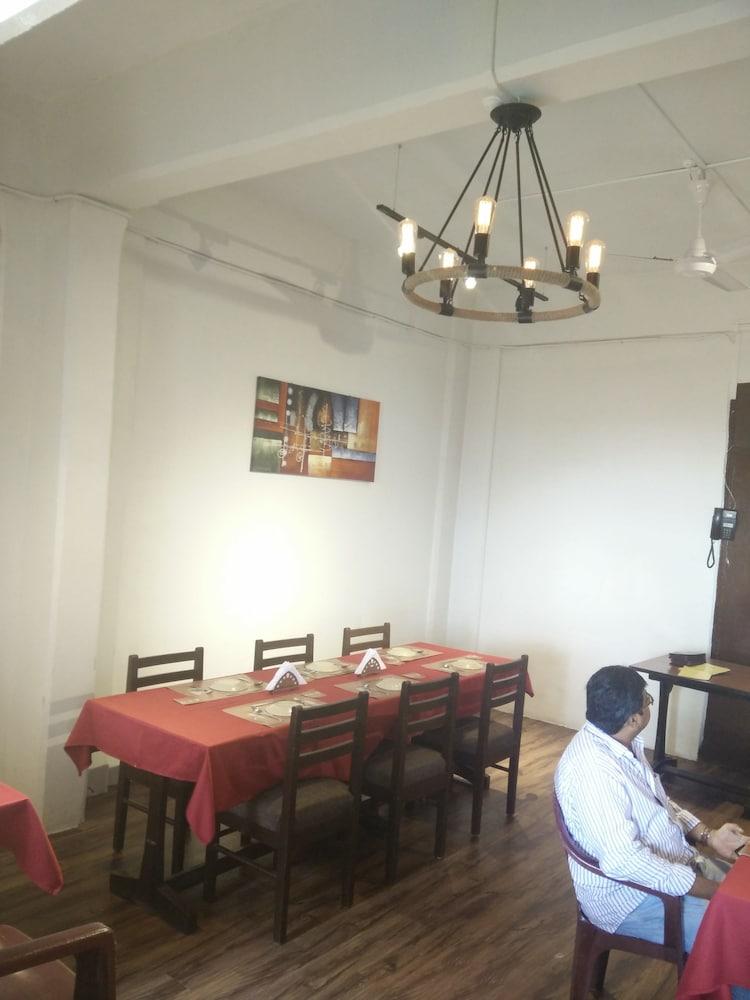 Strand Hotel, Colaba Мумбай Екстериор снимка