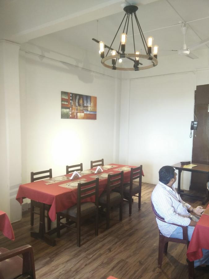 Strand Hotel, Colaba Мумбай Екстериор снимка