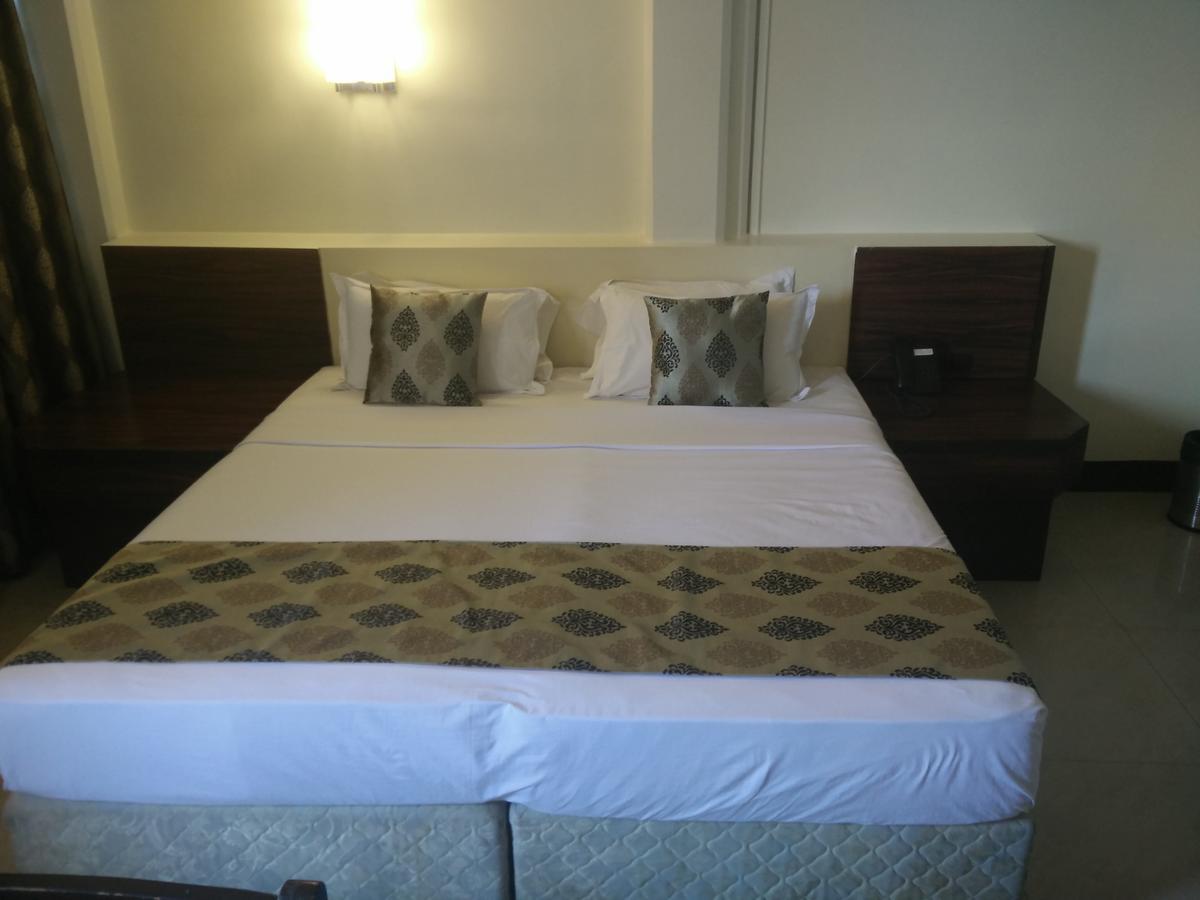 Strand Hotel, Colaba Мумбай Екстериор снимка