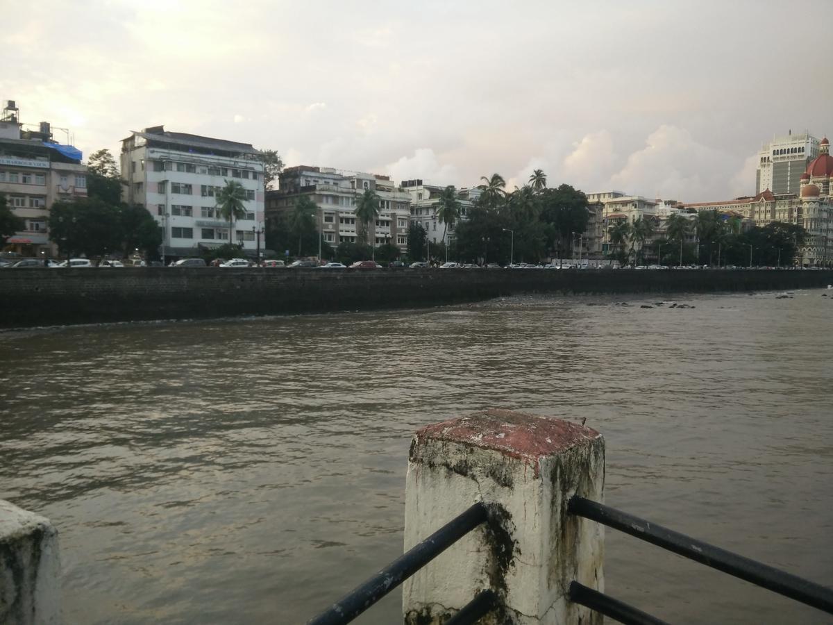Strand Hotel, Colaba Мумбай Екстериор снимка