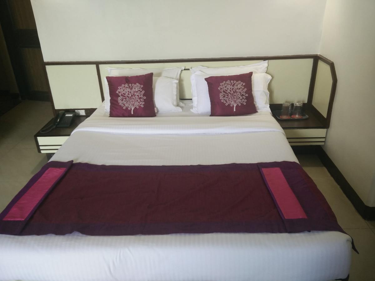 Strand Hotel, Colaba Мумбай Екстериор снимка