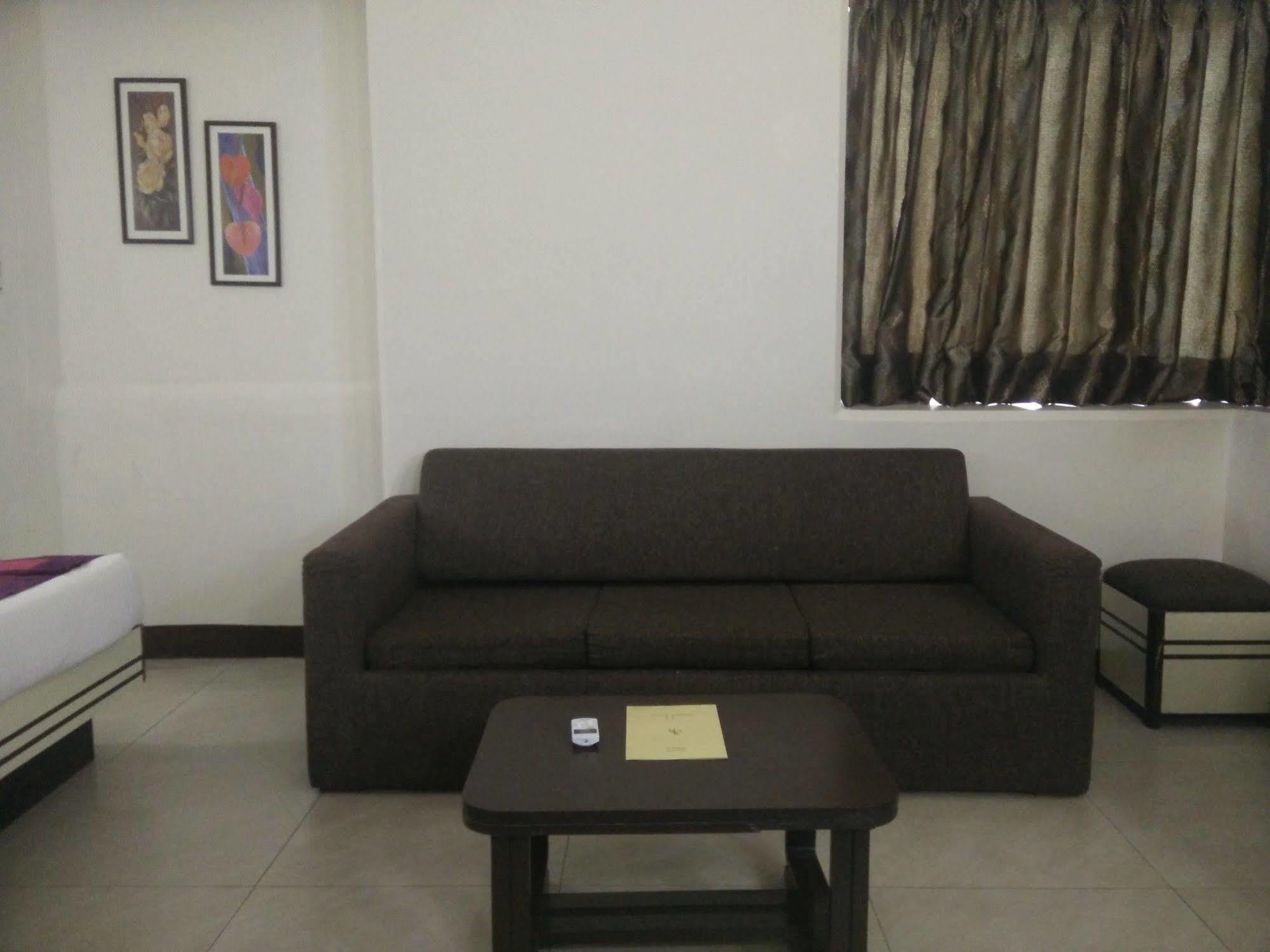 Strand Hotel, Colaba Мумбай Екстериор снимка