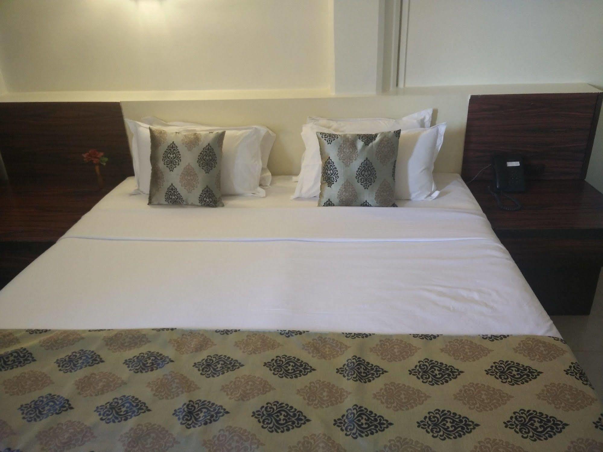 Strand Hotel, Colaba Мумбай Екстериор снимка