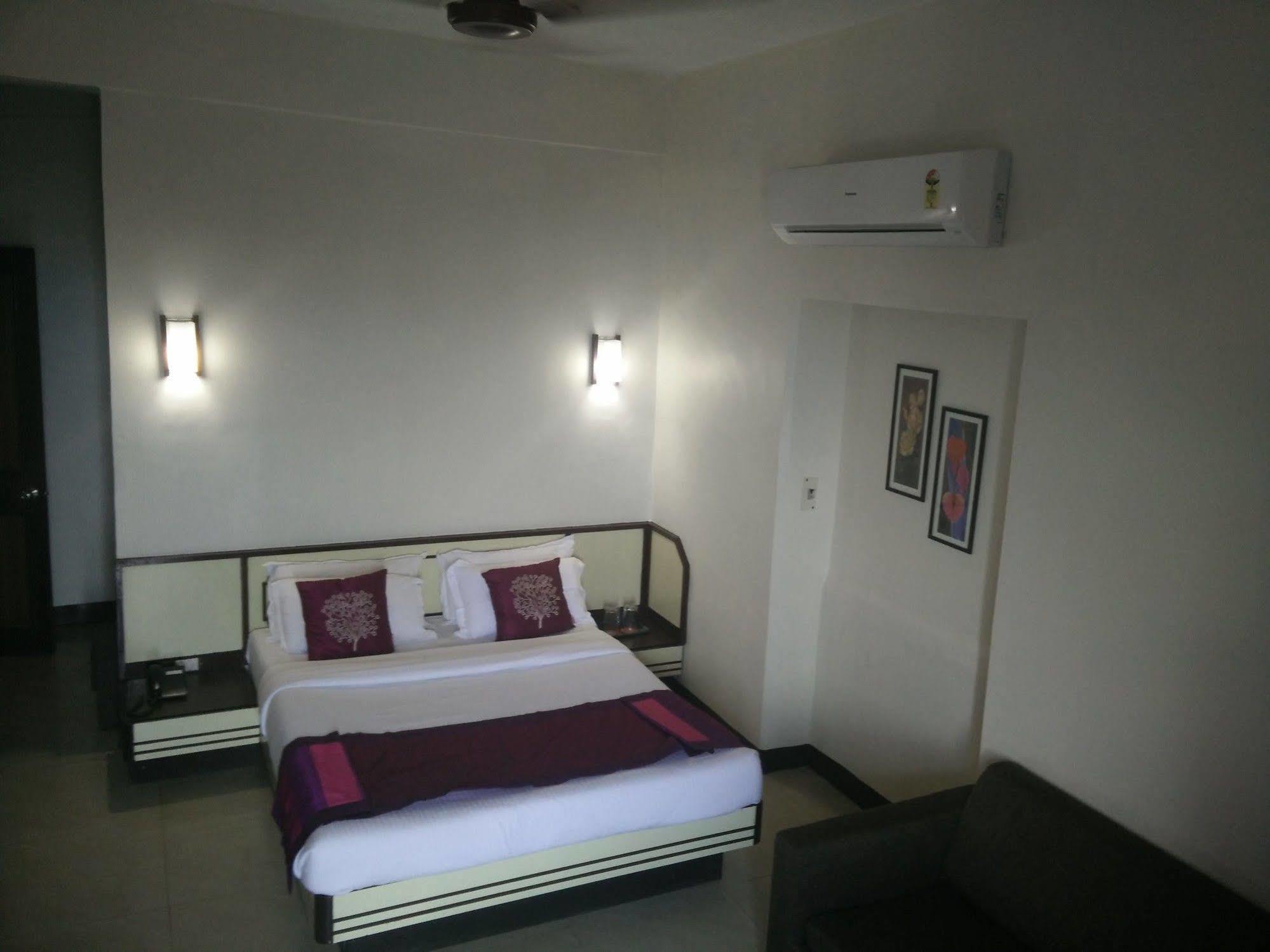 Strand Hotel, Colaba Мумбай Екстериор снимка
