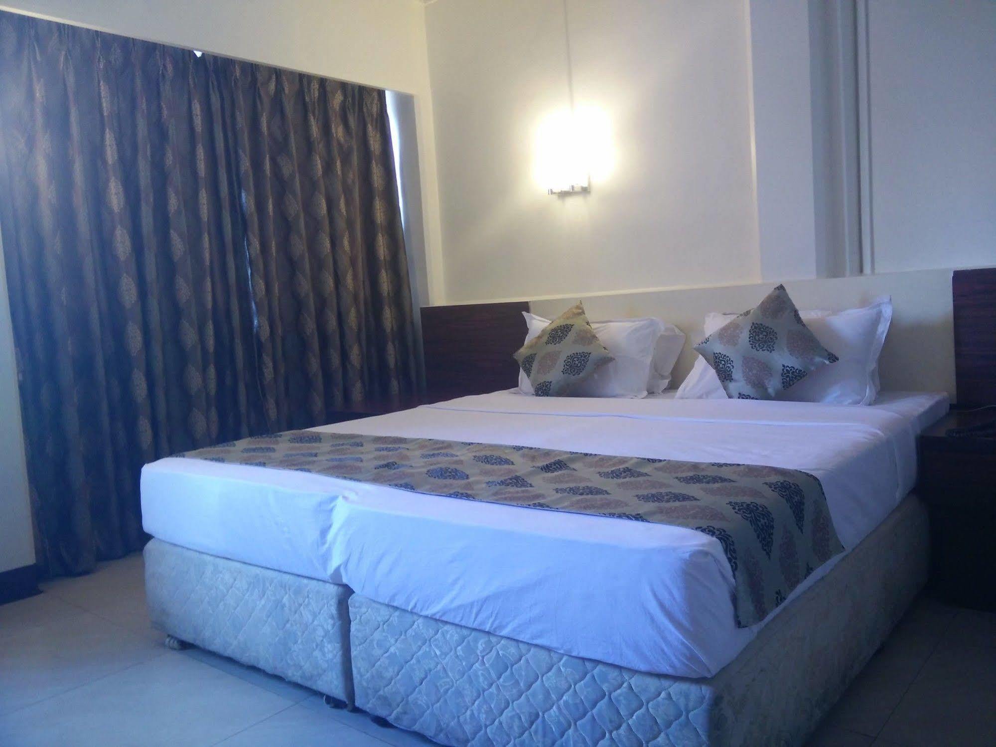 Strand Hotel, Colaba Мумбай Екстериор снимка