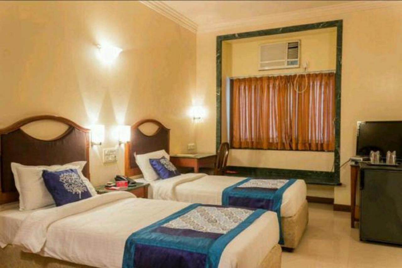 Strand Hotel, Colaba Мумбай Екстериор снимка